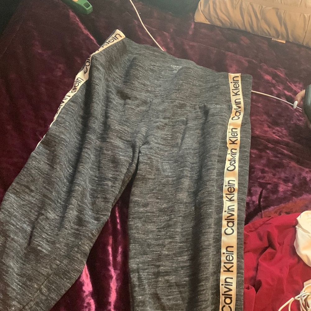 It a Calvin Klein sweatpants gray medium